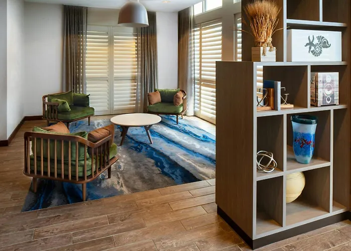 Hotel with Tennis: Fairfield Inn & Suites By Marriott Savannah Midtown