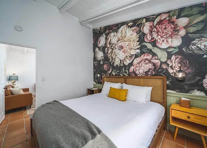 Hotel mit Aussicht: Fleur Noire Hotel - 21 And Over