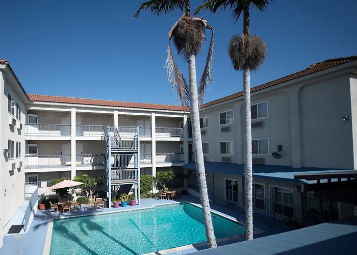 Central hotel: Brookhurst Plaza Inn