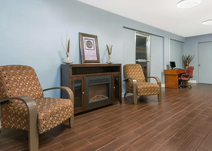 Days Inn & Suites By Wyndham Wichita East