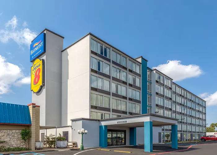 Central hotel: Super 8 By Wyndham Laredo