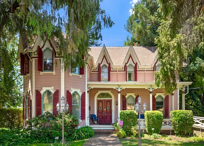 Hotel near College: The Gables Wine Country Inn
