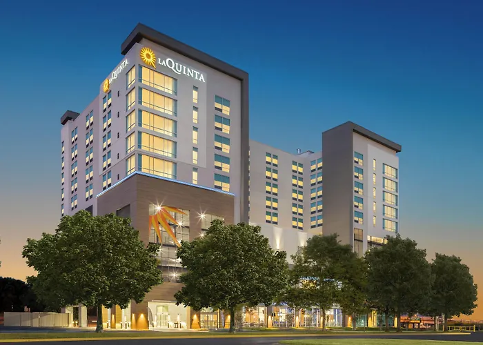 3 star hotels La Quinta Inn & Suites By Wyndham Nashville Downtown Stadium