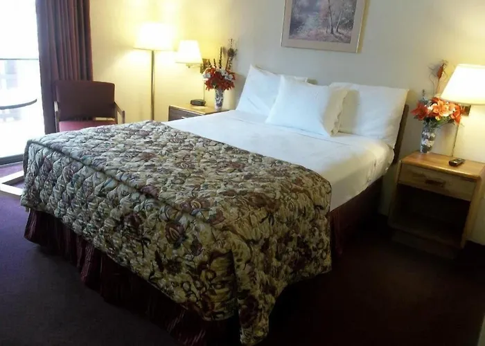 Carriage House Motor Inn