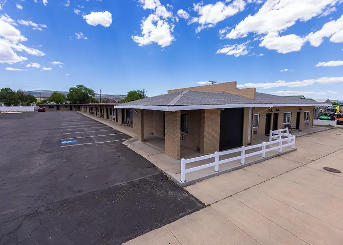 Hotel: The Golden Spur Hotel