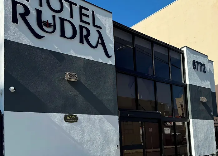 Сity center hotels Rudra - Hollywood