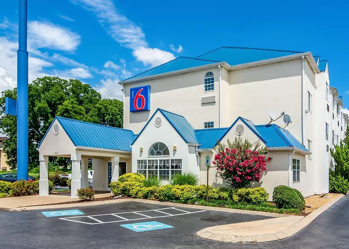 Central hotel: Motel 6 Chattanooga Downtown