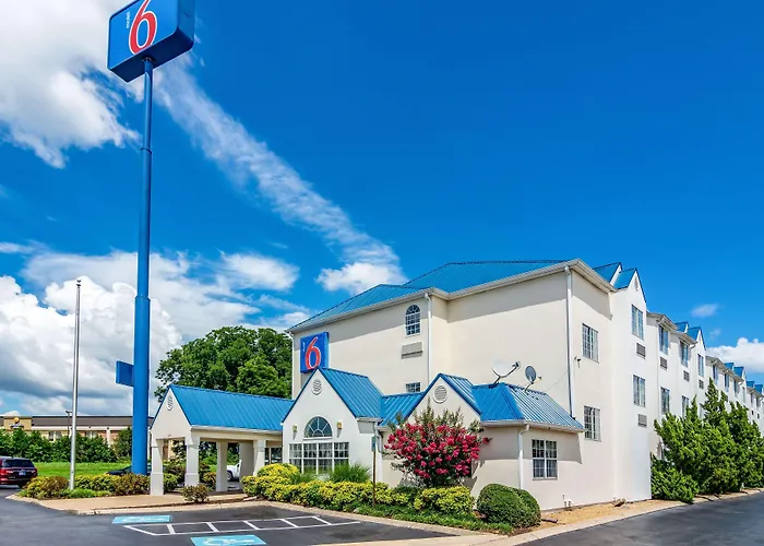 Central hotel: Motel 6 Chattanooga Downtown