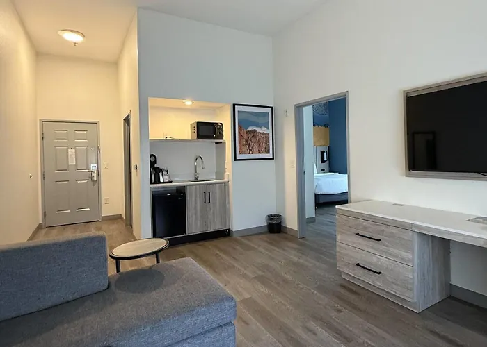 La Quinta Inn & Suites By Wyndham Midtown