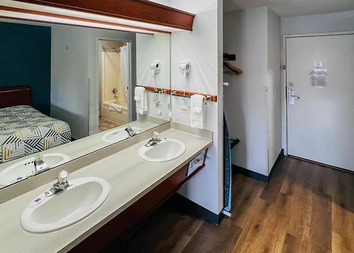 Luxury hotel only: Studio 6 Suites Portland Or I-5 Ohsu