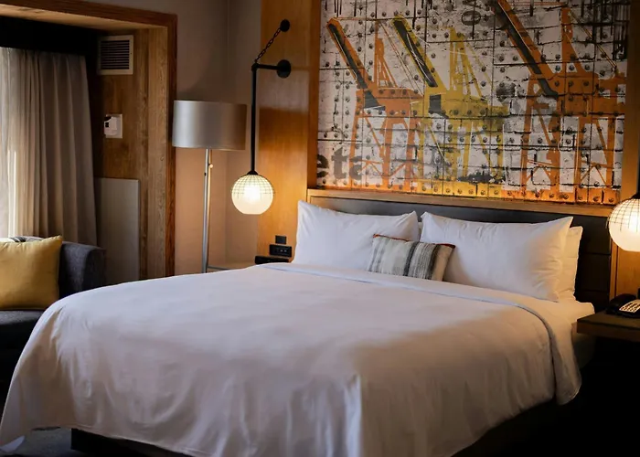 Luxury hotel only: Oakland Marriott City Center