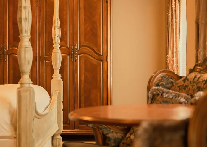 Luxury hotel only: Grant Hall Hotel