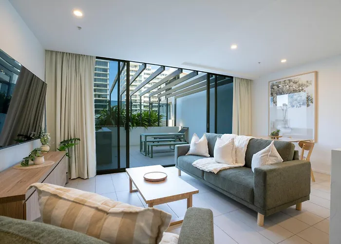 Airport Hotel: Iconic Kirra Beach Resort