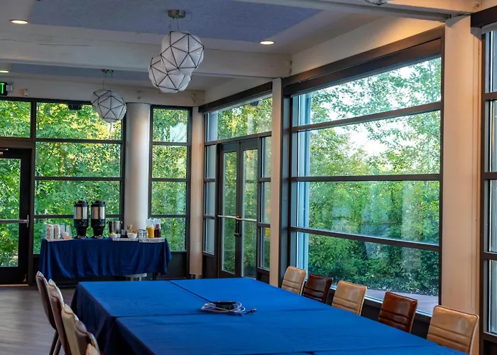 Resort: River'S Edge Hotel Portland, Tapestry Collection By Hilton
