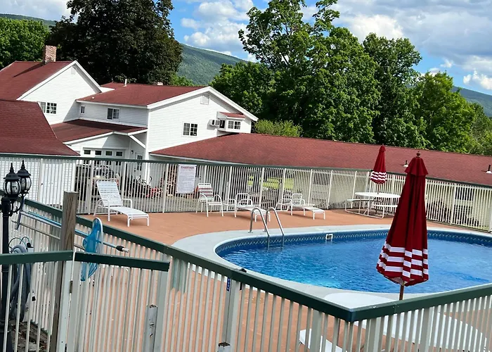 Pet Friendly hotel: Four Winds Country Motel