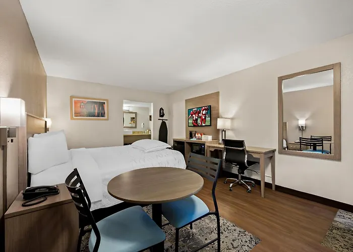 Hotel mit Pool: Red Roof Inn Plus+ & Suites Naples Downtown-5Th Ave S