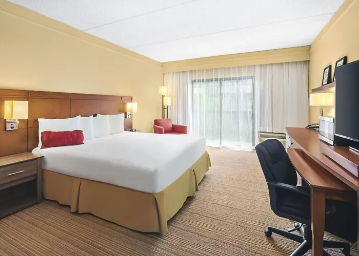 Resort: Super 8 By Wyndham Dallas Love Field Airport