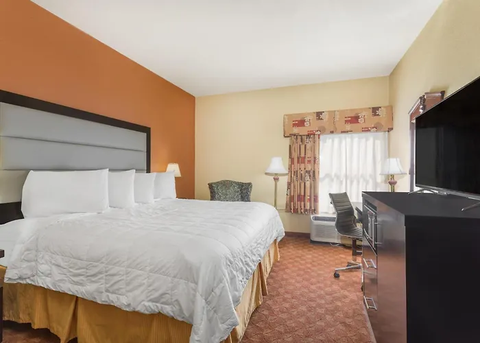 Beach hotel: Baymont By Wyndham Fayetteville