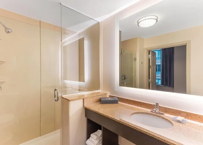 Luxury hotel only: La Quinta Inn & Suites By Wyndham Chicago Downtown