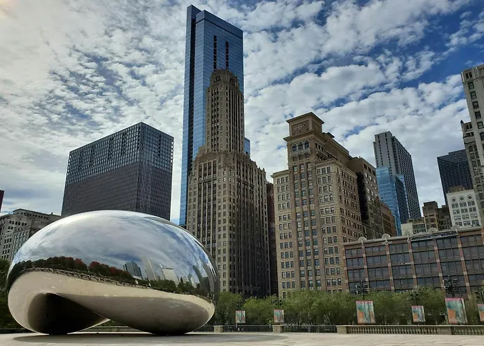 Luxury hotel only: La Quinta Inn & Suites By Wyndham Chicago Downtown
