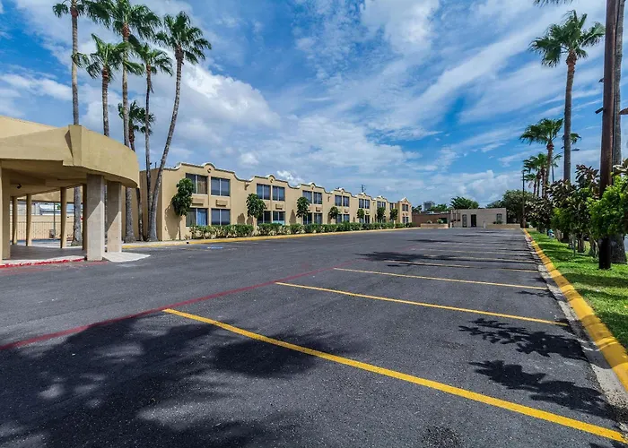 Hotel with pool: Clarion Inn Near Mcallen Airport