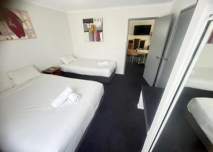 Hotel with pool: Centrepoint Motor Inn