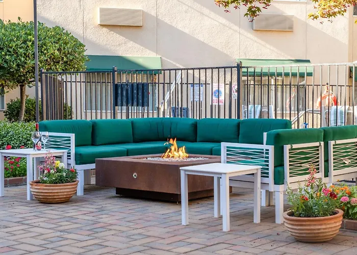 Hotel with pool: Holiday Inn Auburn By Ihg