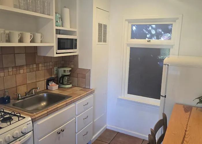 Cheap hotel: Sunny Cove Motel
