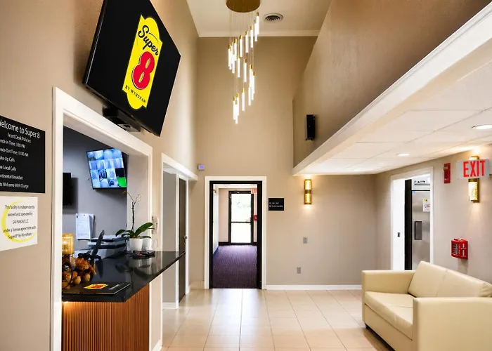 Super 8 By Wyndham Champaign