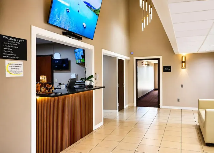 Super 8 By Wyndham Champaign