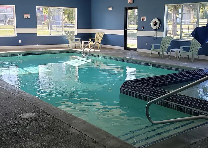 3 star hotel: Baymont By Wyndham Mackinaw City