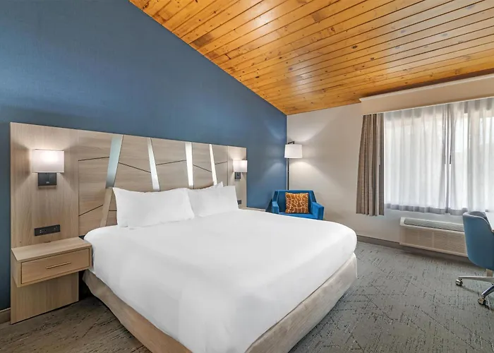 Hotel near College: Best Western Plus, The Inn At Hampton