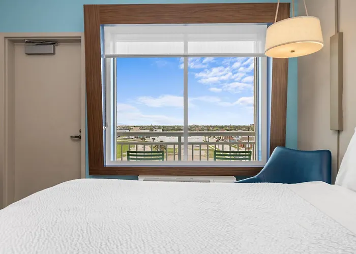 Holiday Inn Express & Suites - Beach By Ihg