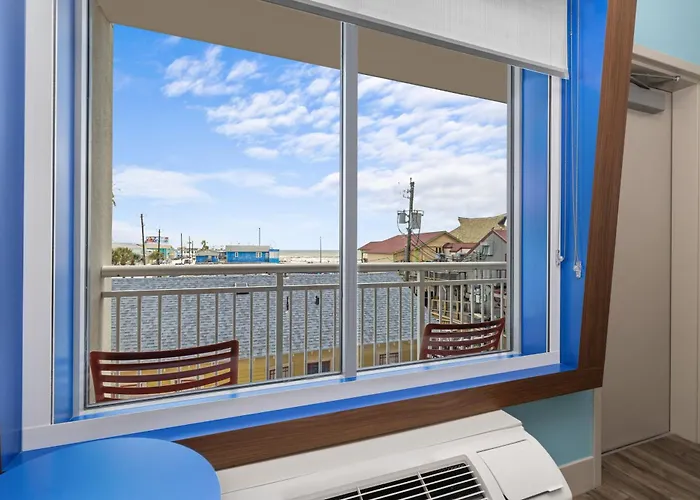Holiday Inn Express & Suites - Beach By Ihg