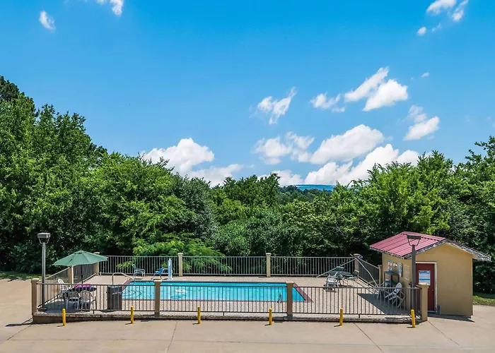 Dog friendly hotels Quality Inn & Suites Hot Springs-Lake Hamilton