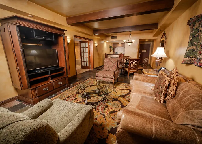 Chateau On The Lake Spa And Convention Center