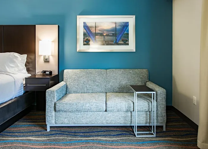 Holiday Inn & Suites By Ihg