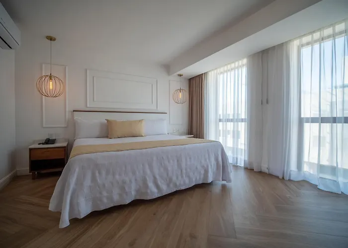 Six Hotel Guadalajara Degollado