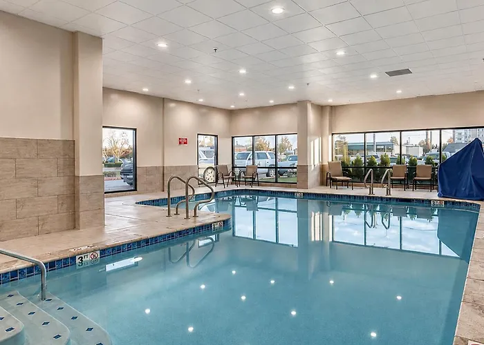 Hotels with tennis Holiday Inn - Salem By Ihg