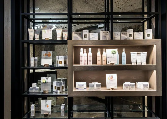  Londonhouse Chicago, Curio Collection By Hilton