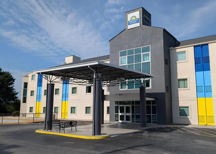 Days Inn & Suites By Wyndham Augusta Near Fort Eisenhower