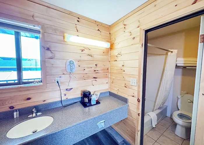 Days Inn By Wyndham Mackinaw City - Lakeview