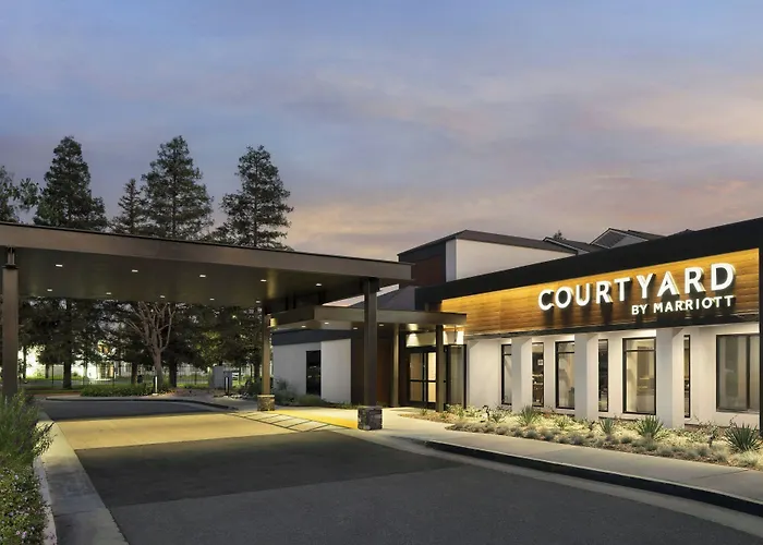 Courtyard By Marriott Bakersfield