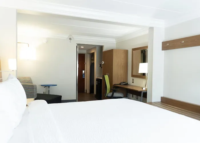 Holiday Inn Express & Suites -Fort Jackson By Ihg