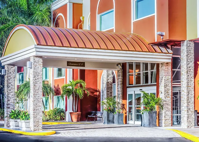 Holiday Inn Express & Suites West By Ihg