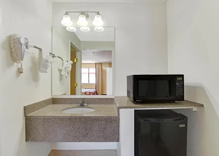 Cheap hotel: Super 8 By Wyndham Tucson/Grant Road Area Az