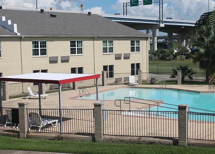 Bays Inn And Suites Baytown