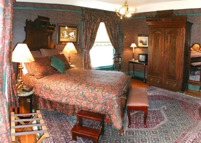 Guest house: Lion And The Rose Victorian Guest House