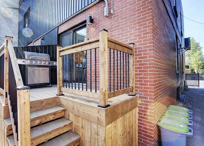  Modern Townhouse With Rooftop Deck