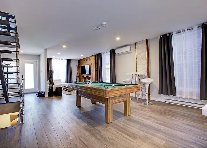  Modern Townhouse With Rooftop Deck